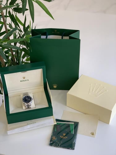 ساعة رولكس فضي مع كحلي مع ملحقاتها