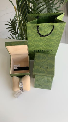 ساعة قوتشي فضي مع ابيض مع ملحقاتها