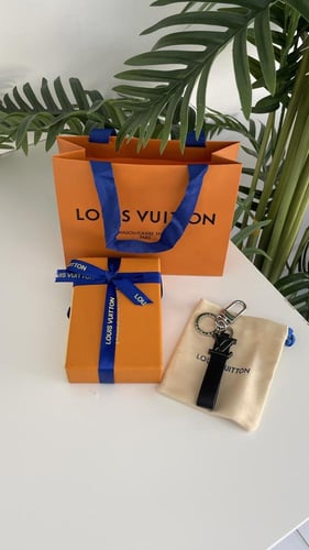 ميدالية LV اسود مع ملحقاته