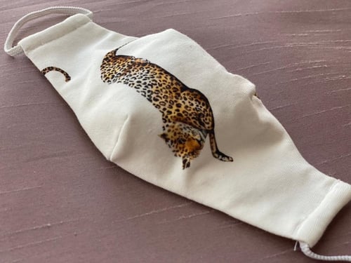 كمامة قماشية على شكل نمر خلفية اوف وايت رقم#68