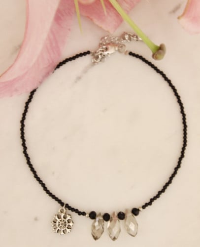 خلخال خرز اسود وكريستال رمادي مع تعليقة ثلج فضي