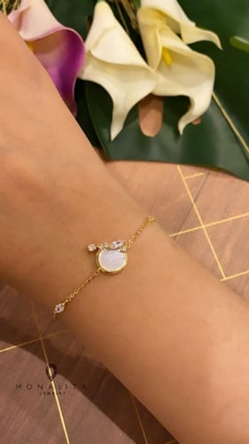 أسورة أنيقة باللون الذهبي (B358) .