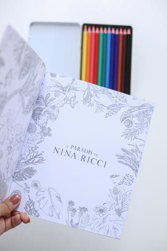 دفتر تلوين مع الوان ماركة نينا ريتشي