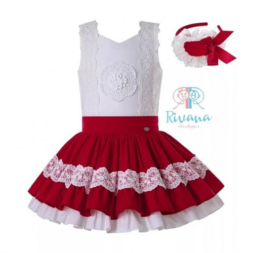 تيور احمر أنيق مع طبقه بالأبيض مع اكسسوار شعر