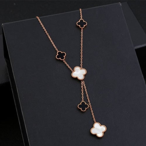 سلسال كليف بتصميم وردات وجهين اسود و ابيض