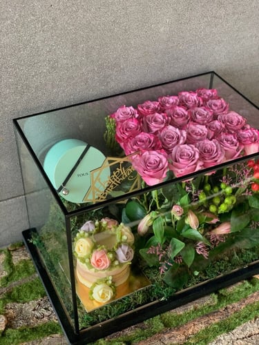 تنسيق الهديه على بوكس اكريلك مع كيكه وورد