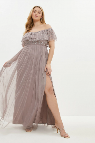 فستان سهرة طويل من التل المطرز من كوست