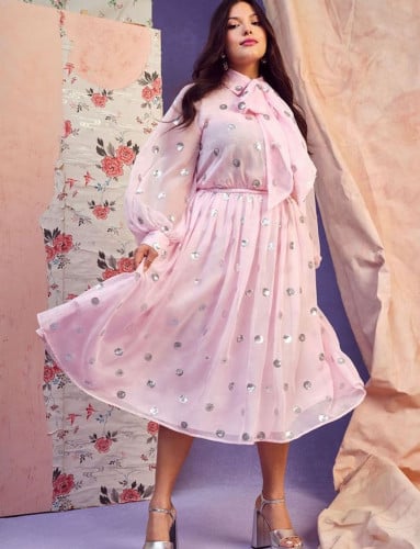 فستان ميدي من الاورغنزا الناعم ودوائر من التطريز