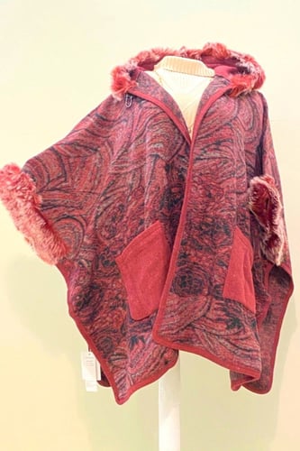 رداء معطف الاسكيمو بفراء وقبعة.