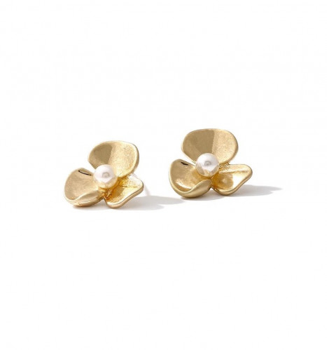 حلق مطلي بالروديوم بقطعة لولو