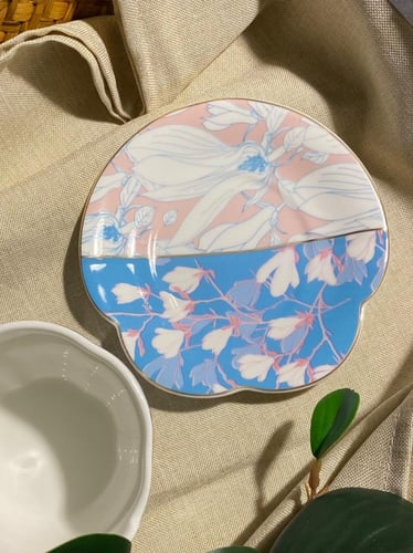 كوب مورد نصف أزرق نصف وردي