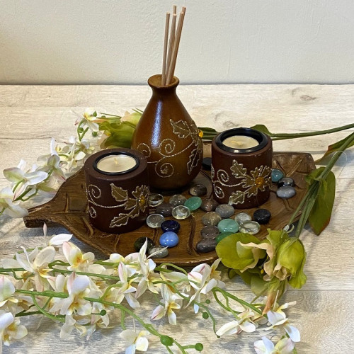 صحن ورقة شجر مع جرة عيدان معطرة وكاستين شمع