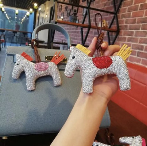 تعليقة للحقيبة بشكل حصان ( كريستال من جهة واحدة فق...