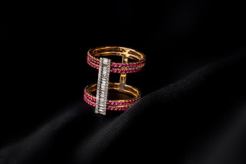 خاتم ذهب اصفر عيار 18 مرصع بألماس الباقيت الأبيض و...