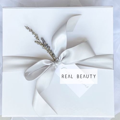 تغليف هدايا شريطه مع كرت اهداء