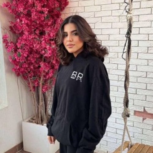 هودي اسود مطرز باختصار حروف اسمك