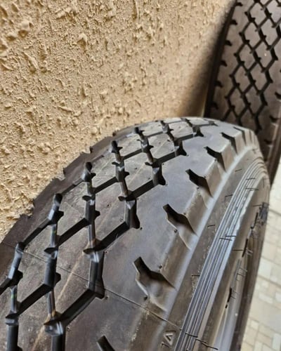 طقم كفرات وجنوط ( ٤ حبات ) ربع وشاص جديدة اصلي وكا...