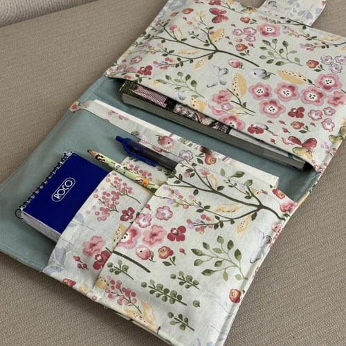 غلاف كتاب مع شنطه