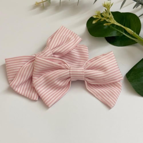 فيونكات شعر وسط