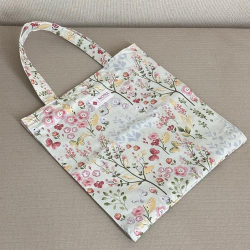 غلاف كتاب مع شنطه