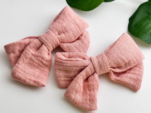 فيونكات شعر وسط