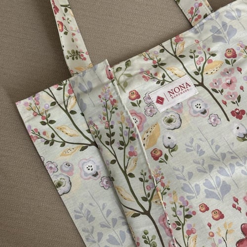 غلاف كتاب مع شنطه