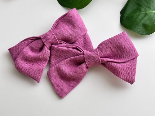 فيونكات شعر وسط