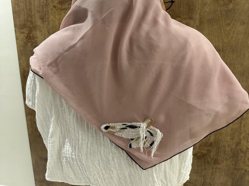 طرحه بوال بينك بتطريز الخيل ( تطريز يدوي بالفصوص )