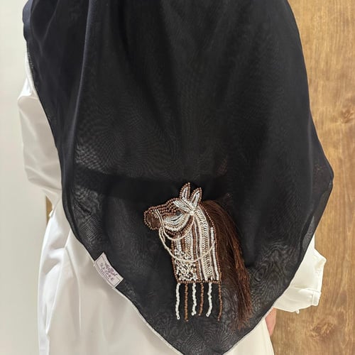طرحه بوال أسود بتطريز الخيل ( تطريز يدوي بالفصوص )