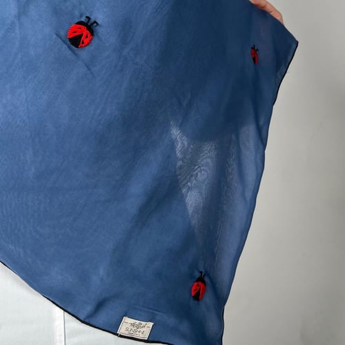 طرحة بوال باللون الكُحلي بتصميم الدعسوقات المتناثر...