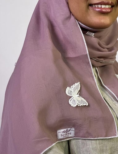 طرحه بوال بينك بتطريز فراشات بيضاء منثورة ثنائي ال...