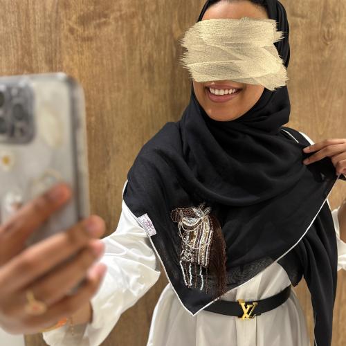 طرحه بوال أسود بتطريز الخيل ( تطريز يدوي بالفصوص )