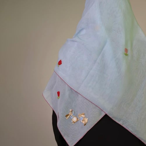 طرحه بوال سماوي فاتح بتطريز الأرنب والوردات المتنا...