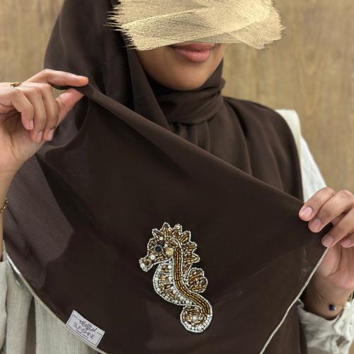 طرحه بوال بُنّي بتطريز حصان البحر ( تطريز يدوي بال...