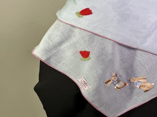 طرحه بوال سماوي فاتح بتطريز الأرنب والوردات المتنا...