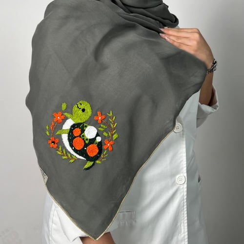 طرحة بوال باللون الزيتي " الاسمنتي " بتصميم السلحف...