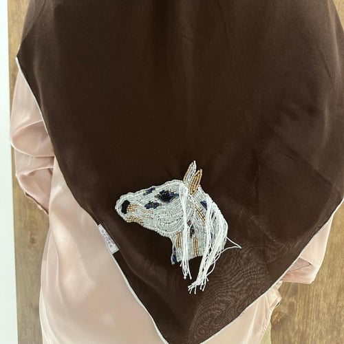 طرحه بوال بُنّي بتطريز الخيل ( تطريز يدوي بالفصوص...