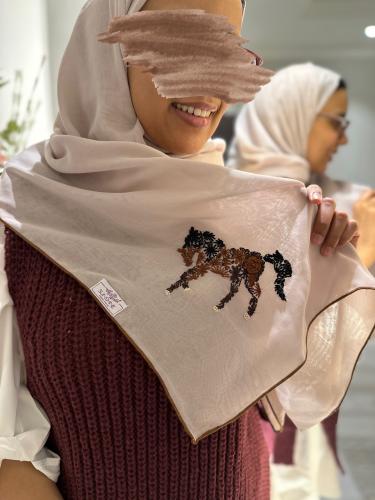 طرحه بوال بيج بتطريز الخيل ( تطريز يدوي بالخيوط )