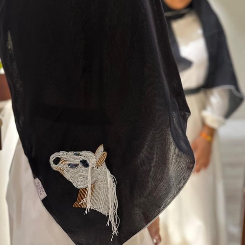 طرحه بوال أسود بتطريز الخيل ( تطريز يدوي بالفصوص )