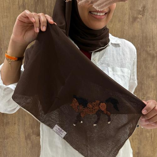 طرحه بوال بُنّي بتطريز الخيل ( تطريز يدوي بالخيوط...