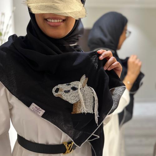 طرحه بوال أسود بتطريز الخيل ( تطريز يدوي بالفصوص )