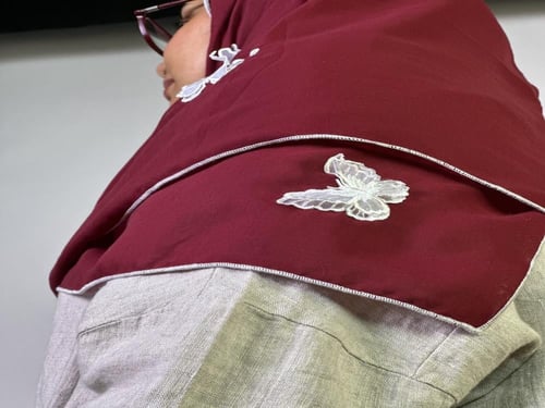 طرحه بوال عودي بتطريز فراشات بيضاء منثورة ثنائي ال...