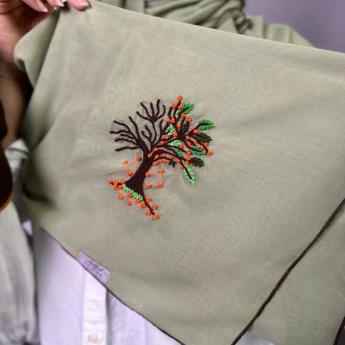 طرحه بوال متوفره باللون البُنّي ، التفاحي بتطريز ش...