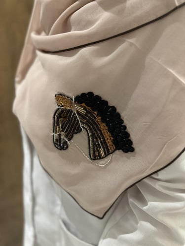 طرحه بوال مشمشي بتطريز الخيل ( تطريز يدوي بالفصوص...