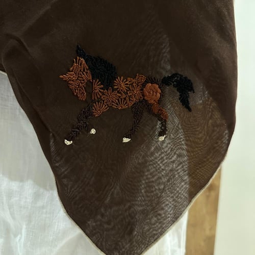 طرحه بوال بُنّي بتطريز الخيل ( تطريز يدوي بالخيوط...