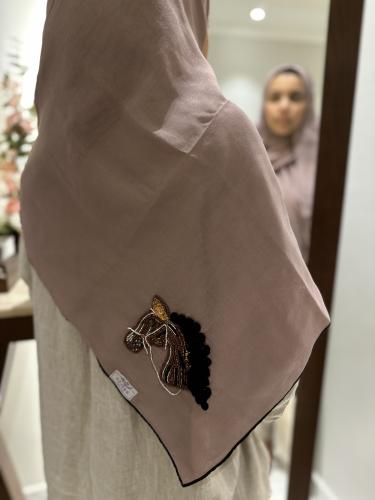 طرحه بوال كاكي بتطريز الخيل ( تطريز يدوي بالفصوص )