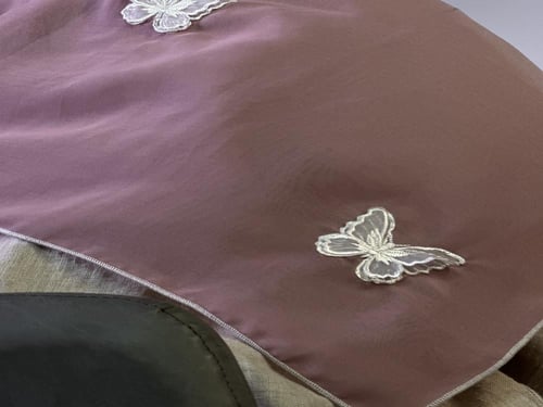 طرحه بوال بينك بتطريز فراشات بيضاء منثورة ثنائي ال...