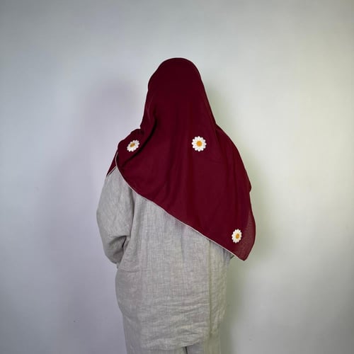 طرحه بوال عودي بتطريز زهرة الشمس المتناثرة