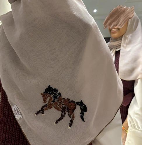 طرحه بوال بيج بتطريز الخيل ( تطريز يدوي بالخيوط )