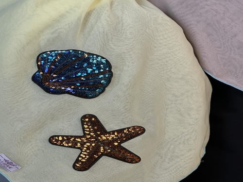 طرحه بوال متوفر باللون الاصفر الفاتح ، والسماوي ال...